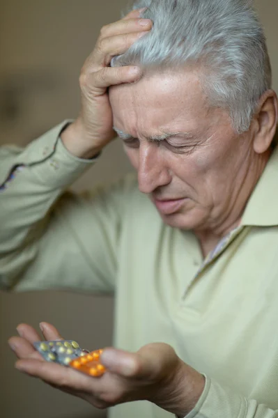 Oudere man een geneesmiddel inneemt — Stockfoto