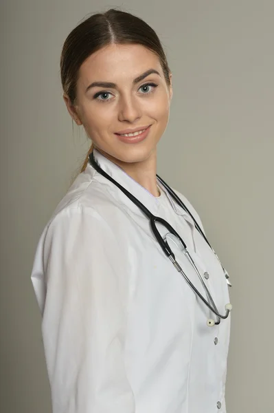 Femme médecin avec stéthoscope — Photo