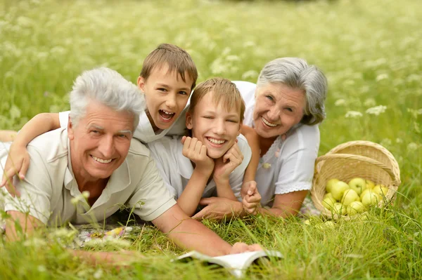 Família sorridente na floresta de verão — Fotografia de Stock