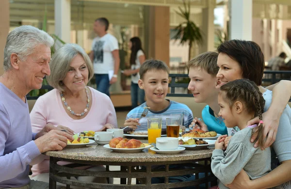Familjen på frukost på resort — Stockfoto