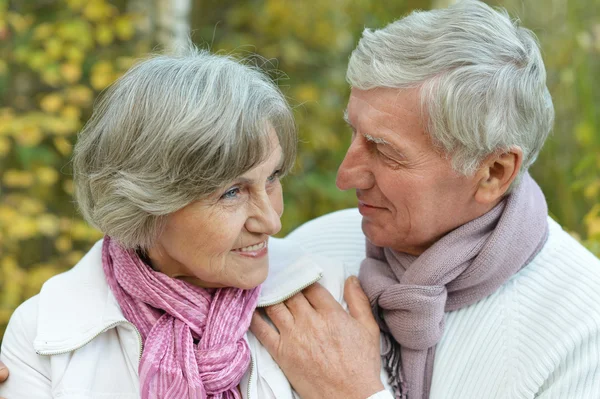 Senior par i höstparken — Stockfoto