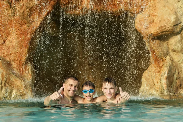 Far med söner i poolen — Stockfoto