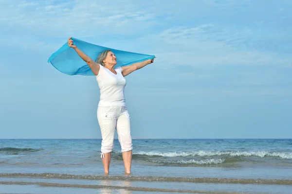 Feliz anciana en la playa — Foto de Stock