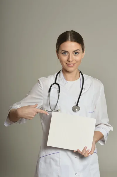 Vrouwelijke arts met witte lijst — Stockfoto