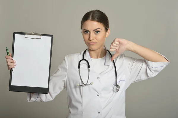 Female doctor  with folder — Stock Photo, Image