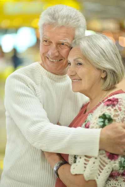 Elderly couple in shopping mall — Stock Photo, Image