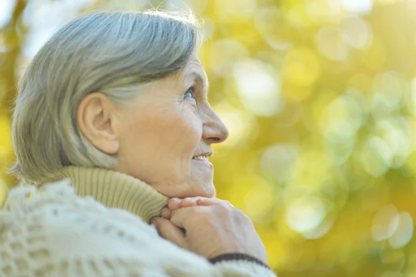 Seniorin im Herbstpark — Stockfoto