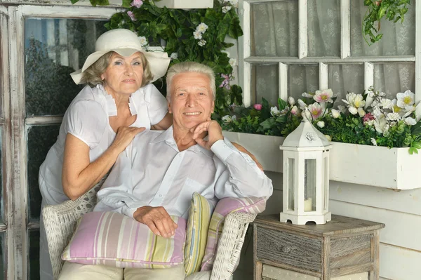 Mooi ouderen paar op veranda — Stockfoto