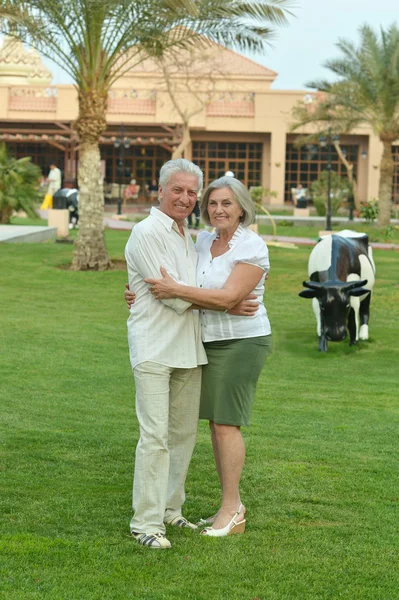 Pareja mayor en hotel resort — Foto de Stock