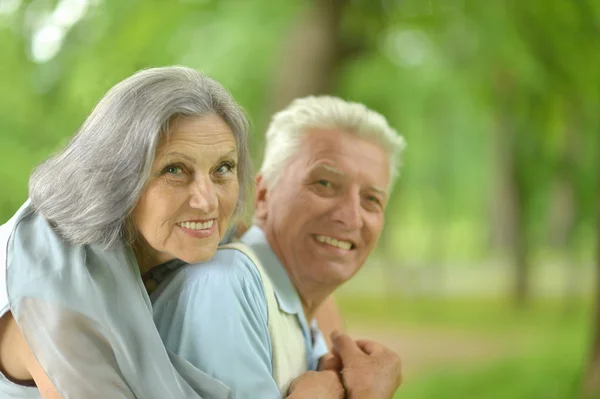 Casal sênior no parque de verão — Fotografia de Stock