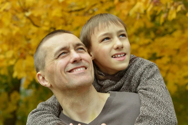 Padre e figlio nel parco — Foto Stock