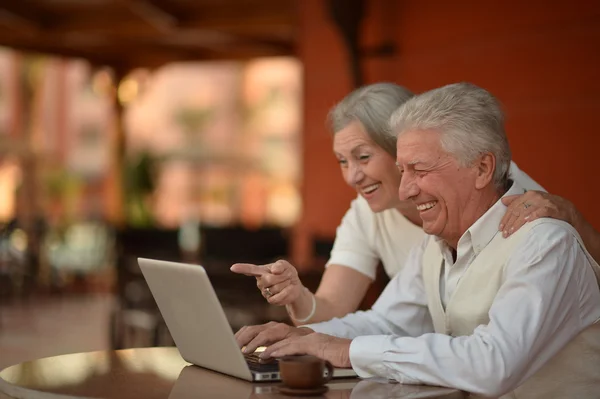 Volwassen paar met laptop — Stockfoto
