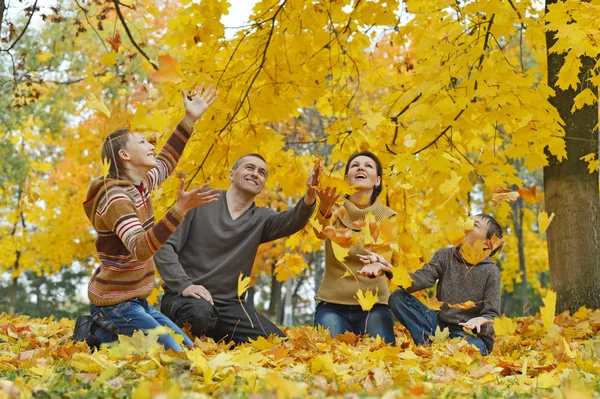 Famille dans le parc d'automne — Photo