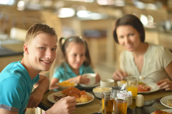 幸福的家庭在早餐 — 图库照片