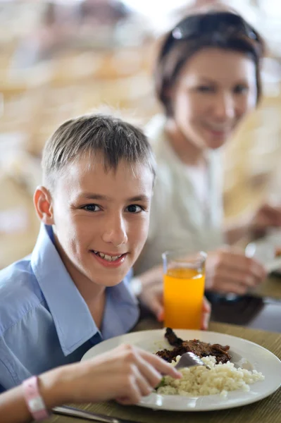 母と息子の朝食に — ストック写真