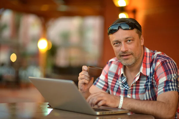 Happy Man with laptop on table — Stock Photo, Image