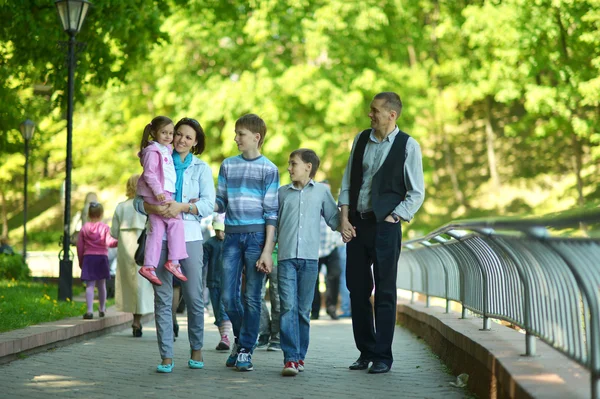 Família juntos no parque — Fotografia de Stock