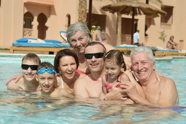 Familie entspannen im Pool — Stockfoto