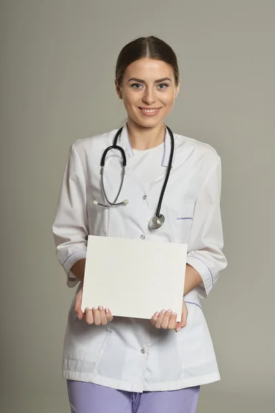 Médecin féminin avec liste blanche — Photo