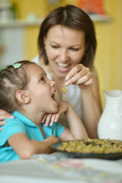 Madre alimentando a su hija — Foto de Stock