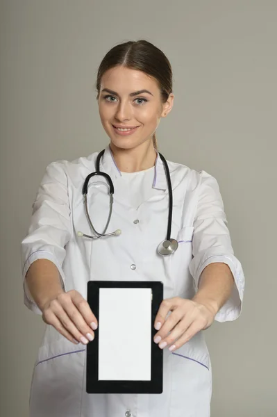 Female doctor with tablet pc — Stockfoto