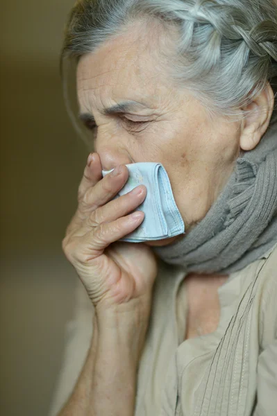 Kranke Seniorin hat Grippe — Stockfoto