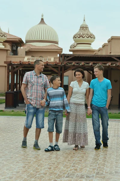 Familie im tropischen Ferienort — Stockfoto