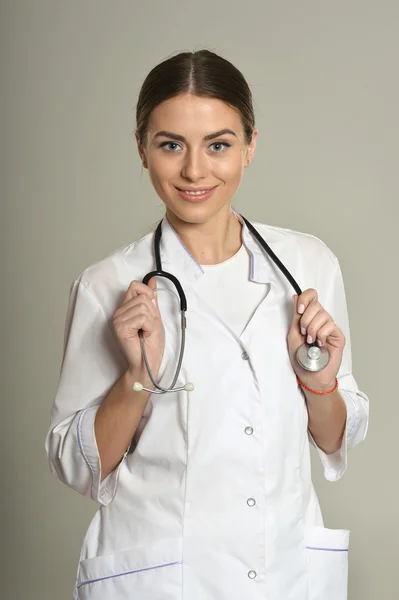 Femme médecin avec stéthoscope — Photo