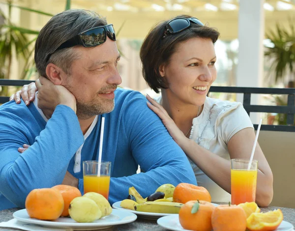 Casal feliz no café da manhã — Fotografia de Stock