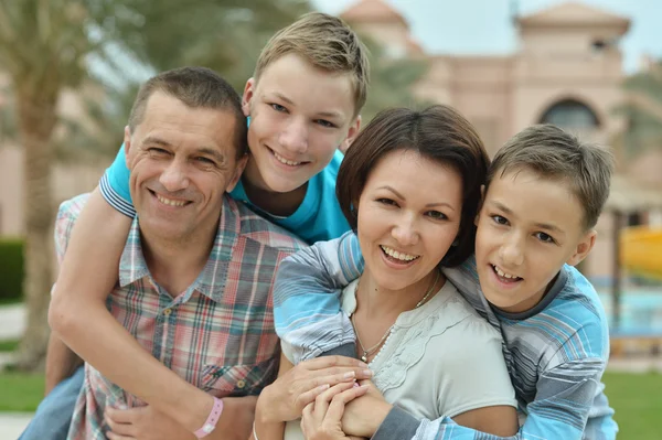 Család-val kids medence közelében — Stock Fotó