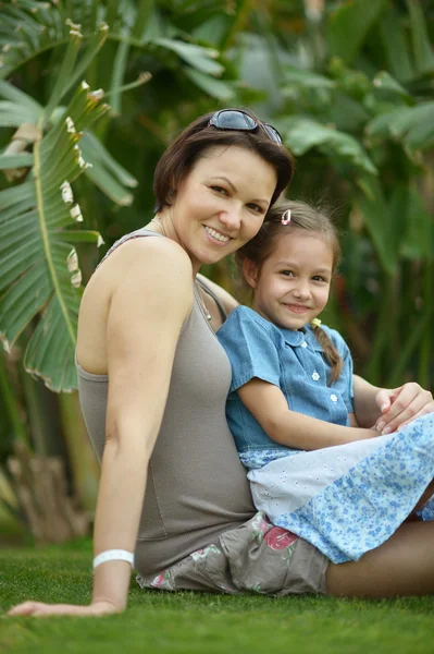 Moeder en meisje in tuin — Stockfoto