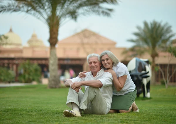 Coppia anziana in hotel resort — Foto Stock