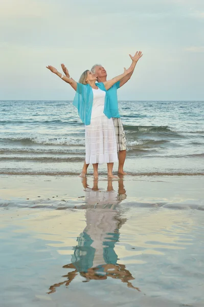 Heureux couple mature sur la plage — Photo