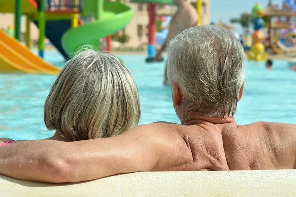 Couple sénior se relaxant à la piscine — Photo