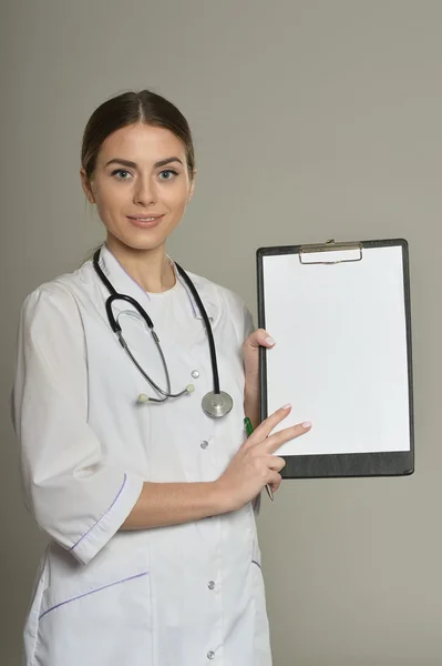 Female doctor  with folder — Stock Photo, Image