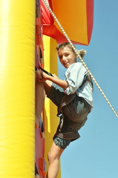 Youngster's effort in climbing — Stock Photo, Image