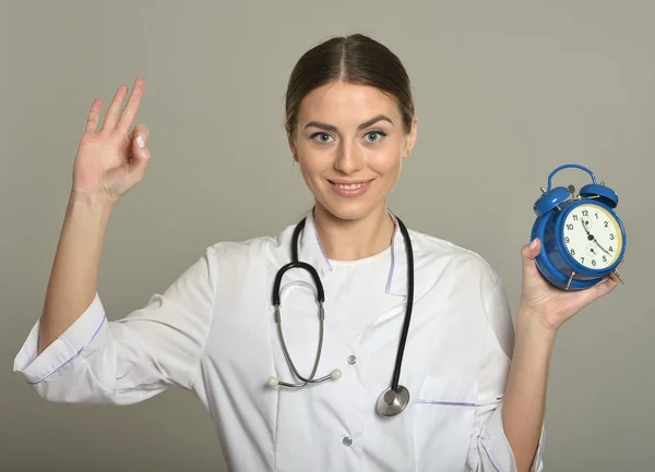 Female doctor with clock — Stock Photo, Image