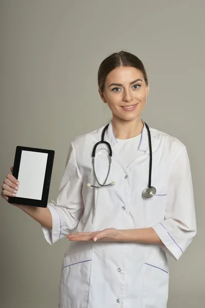 Médica com tablet pc — Fotografia de Stock