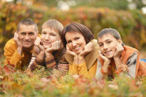 Família relaxante no parque de outono — Fotografia de Stock