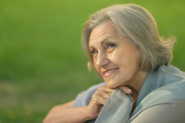 Mujer vieja sobre fondo verde — Foto de Stock