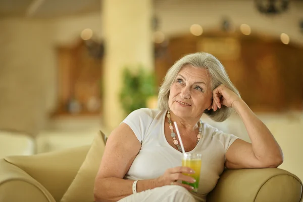 年配の女性飲みカクテル — ストック写真