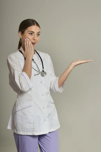 Doctor shows empty copy space — Stock Photo, Image
