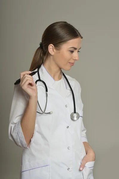 Femme médecin avec stylo feutre — Photo