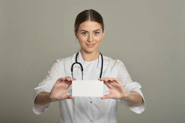 Médica com lista branca — Fotografia de Stock