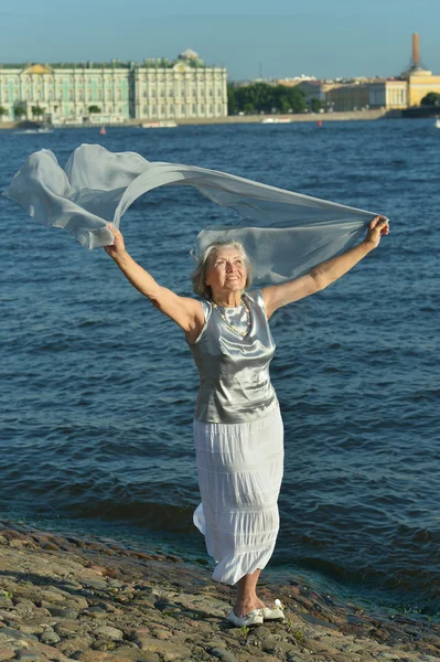 Senior mulher posando perto do rio — Fotografia de Stock