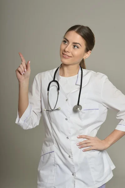 Doctora señalando hacia arriba —  Fotos de Stock