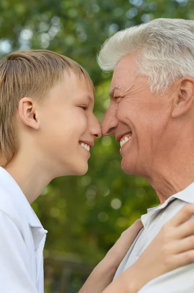 Chico con su abuelo jugar en la naturaleza —  Fotos de Stock