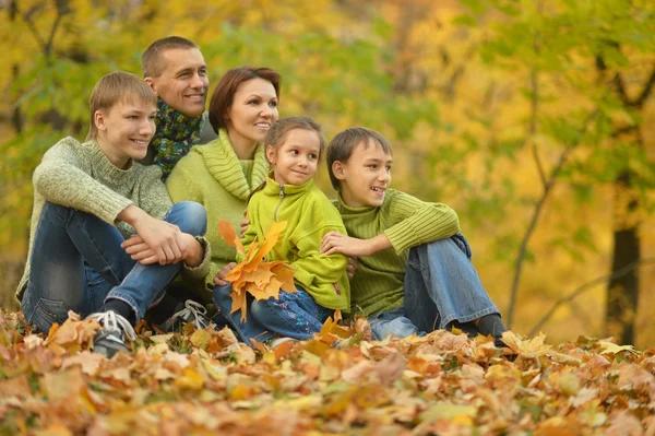 Rodina relaxační v podzimním lese — Stock fotografie
