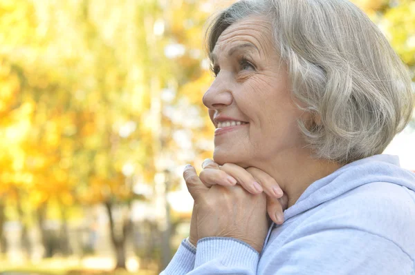 Senior kvinna i höstparken — Stockfoto