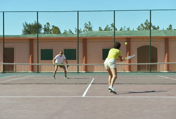 Jogadores de tênis em pé perto da rede — Fotografia de Stock